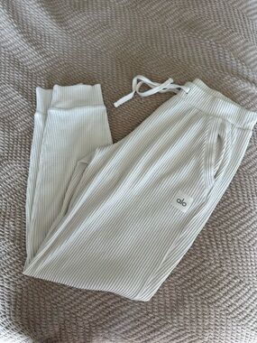 ALO Yoga Ribbed Joggers in Cream